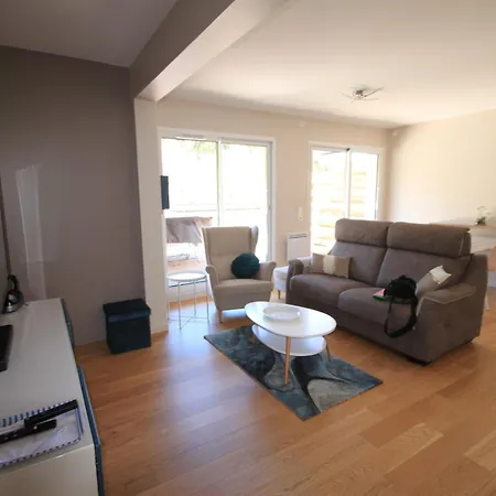 Avec Grande Terrasse Ensoleillée, Proche Thermes Et - Fr-1-858-22 *